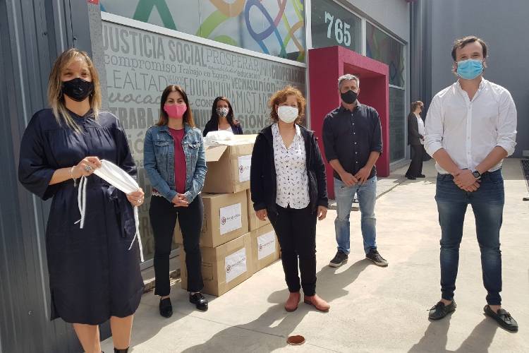 Malena Galmarini y concejales del FR TODOS recibieron una donación de barbijos para distribuir en Tigre