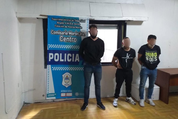 Tres detenidos tras una salidera en la que robaron una mochila con 146.000 pesos en Morón Tres detenidos tras una salidera en la que robaron una mochila con 146.000 pesos en Morón