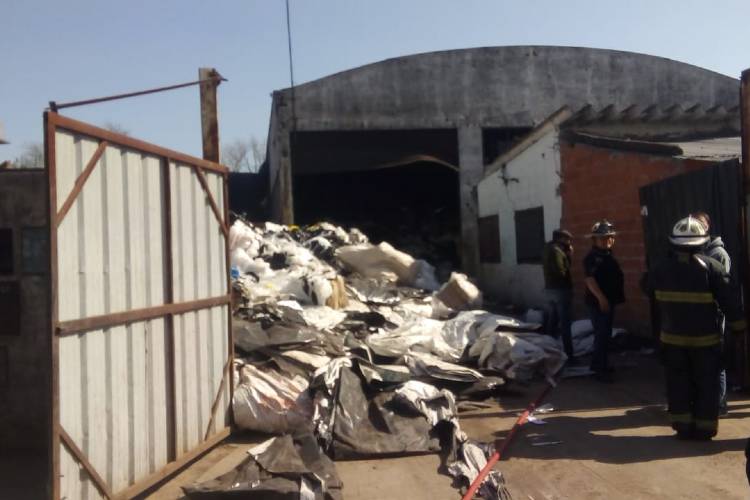 Controlaron el incendio en un galpón de reciclaje en las Tunas Controlaron el incendio en un galpón de reciclaje en las Tunas