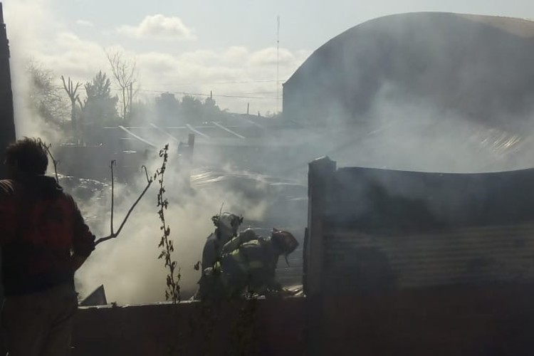 Controlaron el incendio en un galpón de reciclaje en las Tunas Controlaron el incendio en un galpón de reciclaje en las Tunas