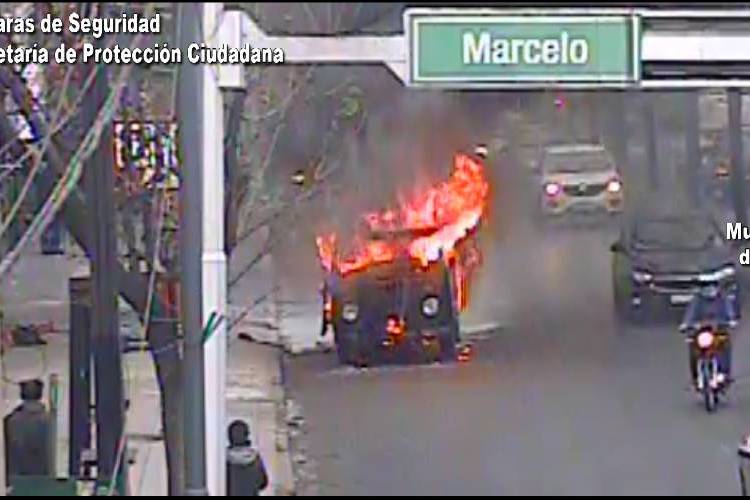 Controlan un peligroso incendio vehicular en Don Torcuato Controlan un peligroso incendio vehicular en Don Torcuato