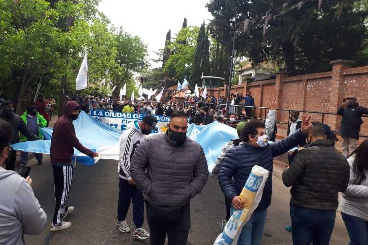 Manifestación en la Quinta de Olivos en apoyo al Presidente Alberto Fernández