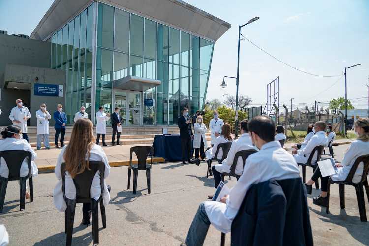 Médicos residentes del Hospital Central de San Isidro recibieron su diploma Médicos residentes del Hospital Central de San Isidro recibieron su diploma