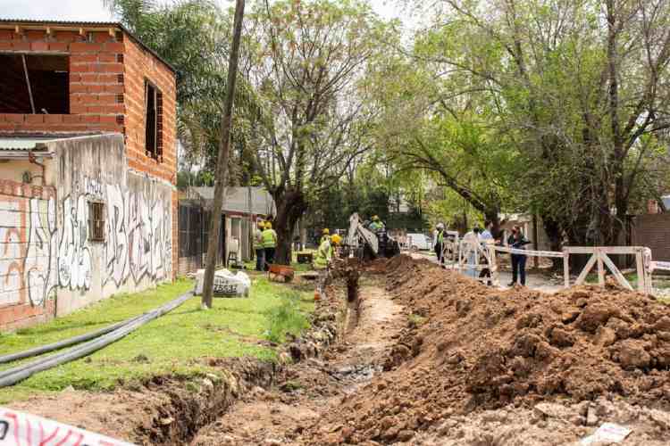 Malena Galmarini supervisó una obra de agua en el barrio El Arco en Benavídez