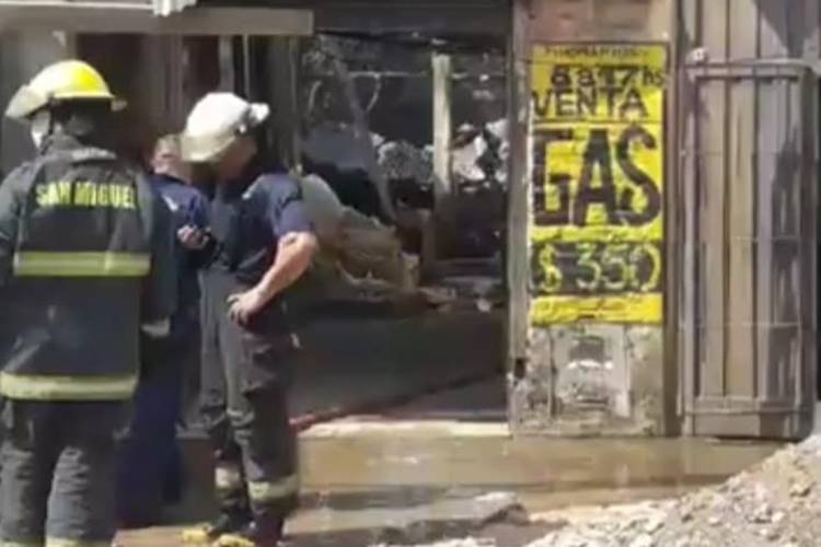 Varios Bomberos heridos por un incendio en un depósito de garrafas en Tortuguitas Varios Bomberos heridos por un incendio en un depósito de garrafas en Tortuguitas