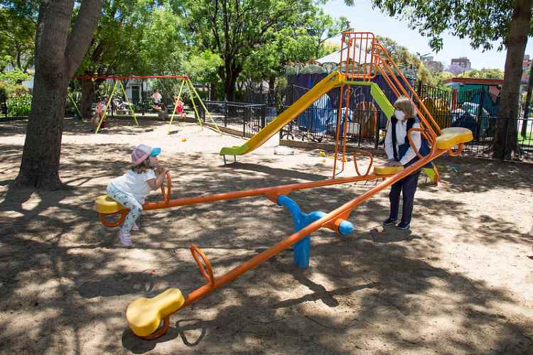 San Isidro habilitó espacios de juegos y aparatos de actividad física  en plazas