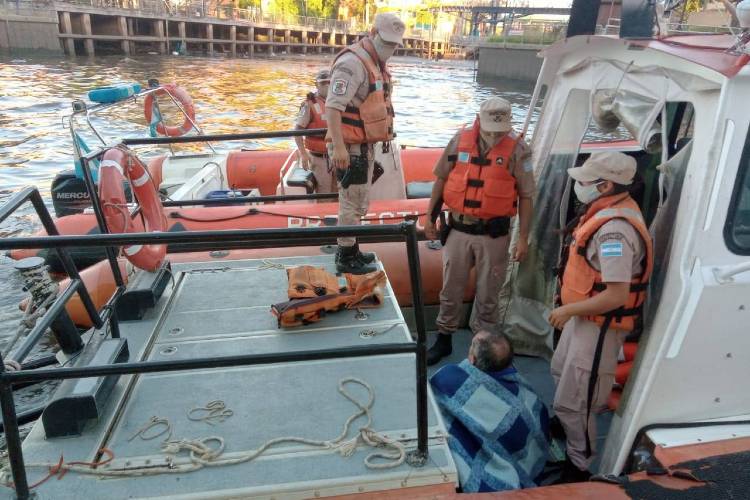 Rescatan a cinco personas tras hundirse su lancha en Tigre