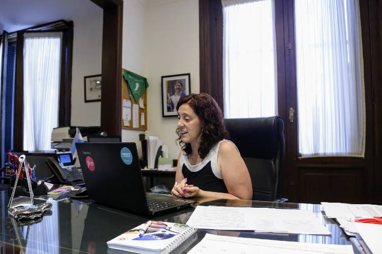 La Provincia presentó un ciclo de charlas virtuales para el fortalecimiento de los medios de comunicación bonaerenses La Provincia presentó un ciclo de charlas virtuales para el fortalecimiento de los medios de comunicación bonaerenses