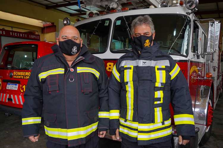Entrega de nuevos uniformes a bomberos voluntarios de Vidente López