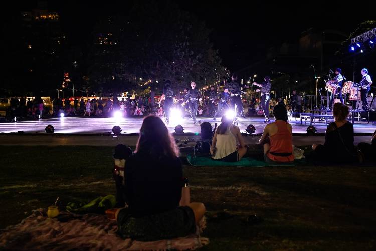 Con todos los cuidados necesarios se realizó la despedida de año en Vicente López Con todos los cuidados necesarios se realizó la despedida de año en Vicente López
