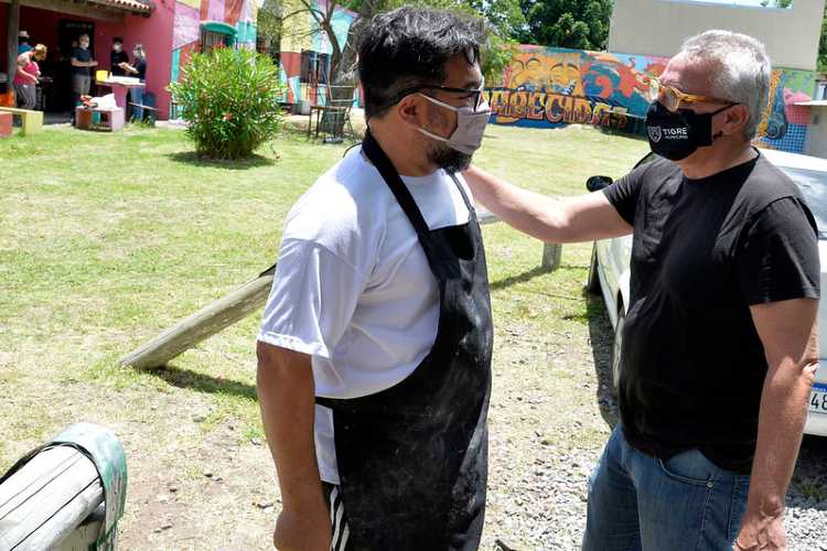 Julio Zamora participó de una olla popular en la sala de teatro “Aparecidas” de General Pacheco Julio Zamora participó de una olla popular en la sala de teatro “Aparecidas” de General Pacheco