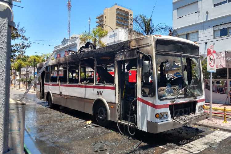 El incendio de un colectivo causó alama en el centro de Tigre