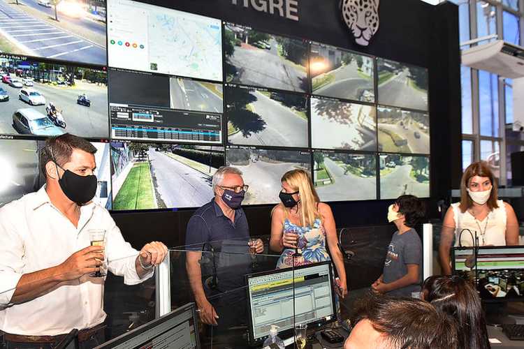 Julio Zamora, realizó su tradicional recorrida por diferentes instituciones y dependencias municipales que brindarán servicio y atención durante la Nochebuena. Durante la misma