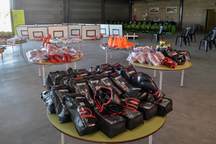 Entregaron kits deportivos y equipamiento a clubes de San Fernando Entregaron kits deportivos y equipamiento a clubes de San Fernando