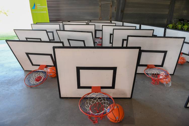 Entregaron kits deportivos y equipamiento a clubes de San Fernando Entregaron kits deportivos y equipamiento a clubes de San Fernando