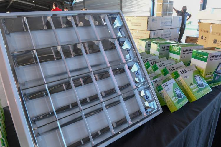 Entregaron kits deportivos y equipamiento a clubes de San Fernando Entregaron kits deportivos y equipamiento a clubes de San Fernando