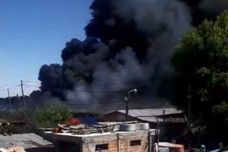 Feroz incendio en un depósito de plásticos en Las Tunas Feroz incendio en un depósito de plásticos en Las Tunas