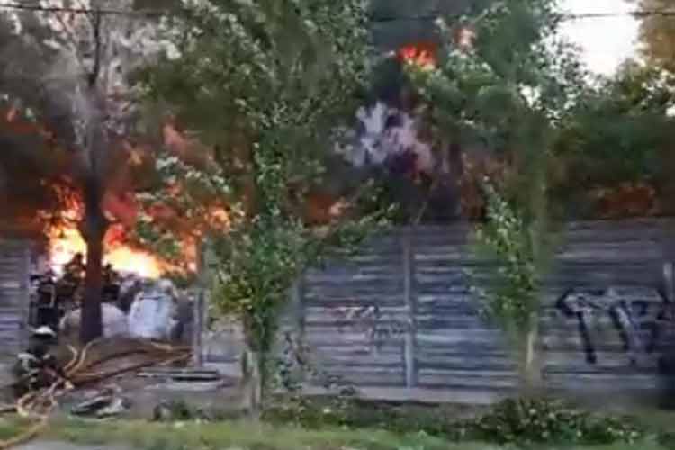 Feroz incendio en un depósito de plásticos en Las Tunas Feroz incendio en un depósito de plásticos en Las Tunas