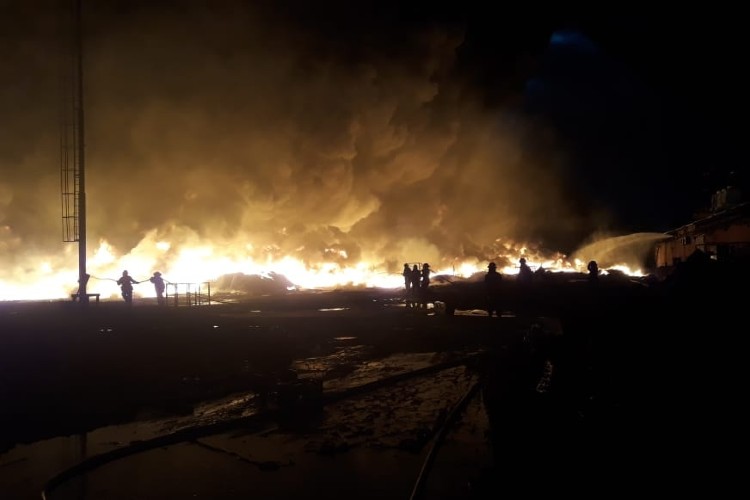 Un impresionante incendio consumió material plástico en una fábrica de Pacheco