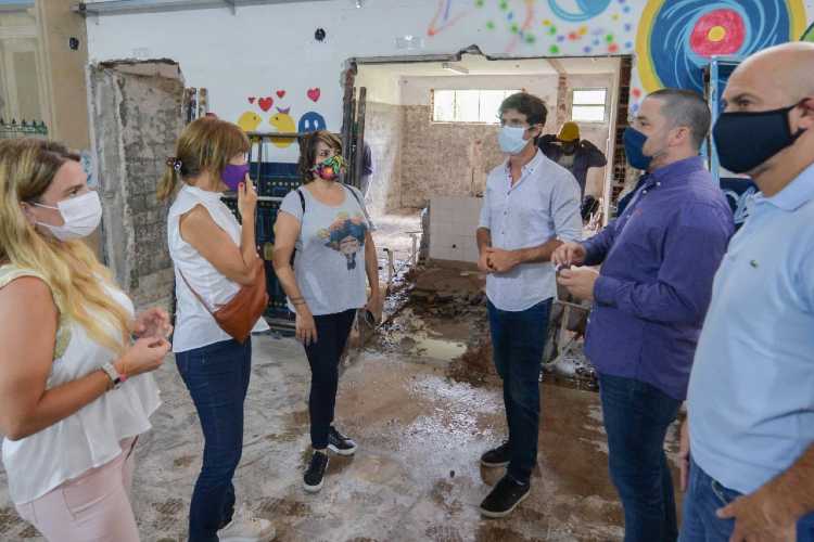 Juan Andreotti recorrió la obra de renovación de la Escuela Secundaria Nº 1 del barrio Infico Juan Andreotti recorrió la obra de renovación de la Escuela Secundaria Nº 1 del barrio Infico