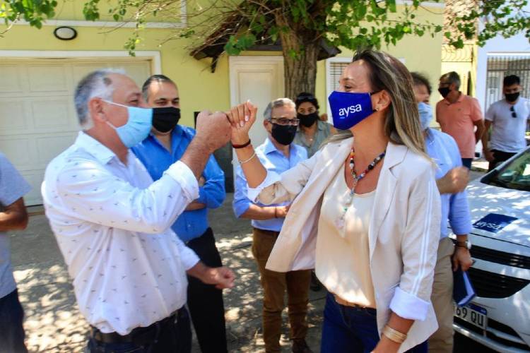 Malena Galmarini y Lucas Ghi pusieron en servicio cloacas para más de 3400 vecinos en Morón.