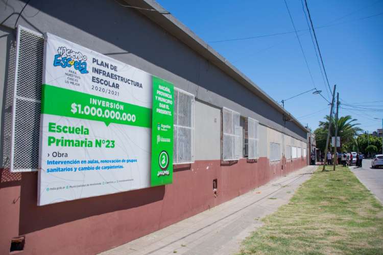 Malena Galmarini y Alejo Chornobroff habilitaron una red de cloacas que beneficiarán a más de 7400 vecinos de Avellaneda.