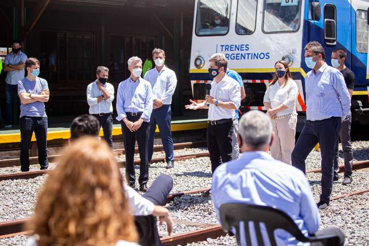El gobernador de la provincia de Buenos Aires, Axel Kicillof, participó hoy junto al presidente de la Cámara de Diputados de la Nación, Sergio Massa, y al ministro de Transporte, Mario Meoni, del viaje inaugural que marcó el retorno del servicio del tren de pasajeros entre General Guido y la estación Divisadero de Pinamar. El gobernador de la provincia de Buenos Aires, Axel Kicillof, participó hoy junto al presidente de la Cámara de Diputados de la Nación, Sergio Massa, y al ministro de Transporte, Mario Meoni, del viaje inaugural que marcó el retorno del servicio del tren de pasajeros entre General Guido y la estación Divisadero de Pinamar.