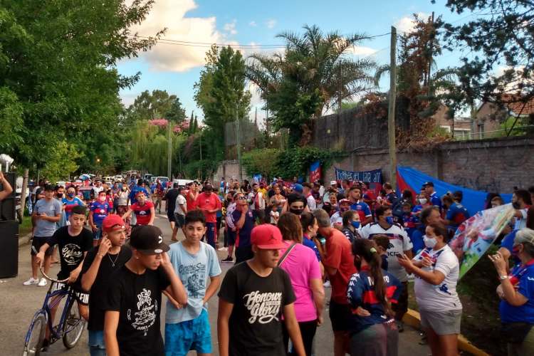 Más de mil personas se congregan en un banderazo por el Chino Luna