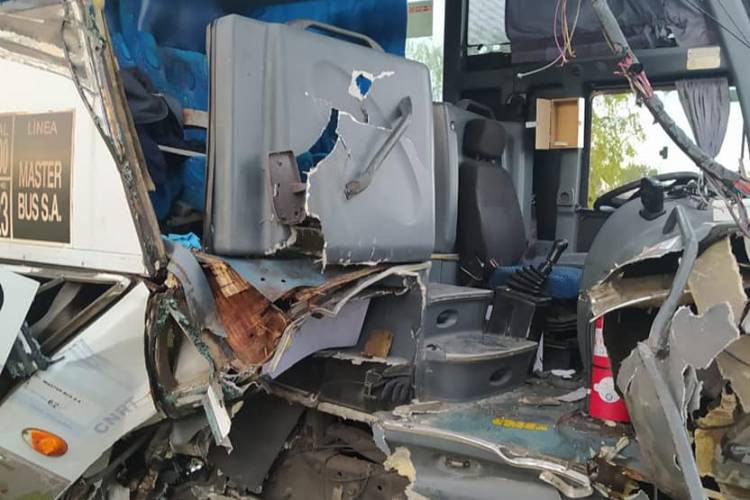 Murió un operario por el choque de un micro chárter en la colectora de Panamericana en Tigre Murió un operario por el choque de un micro chárter en la colectora de Panamericana en Tigre