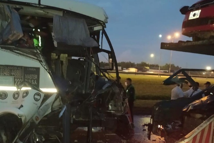 Murió un operario por el choque de un micro chárter en la colectora de Panamericana en Tigre Murió un operario por el choque de un micro chárter en la colectora de Panamericana en Tigre