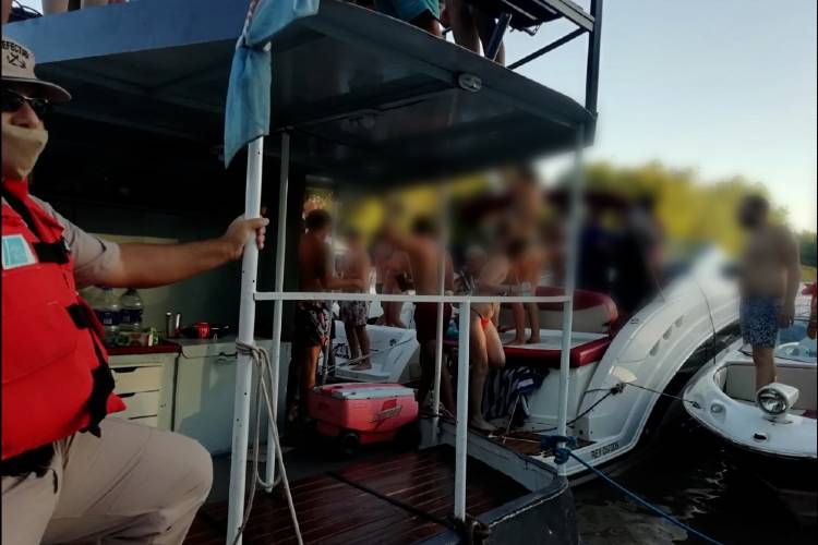 San Isidro: Prefectura desarticuló una fiesta clandestina en el agua