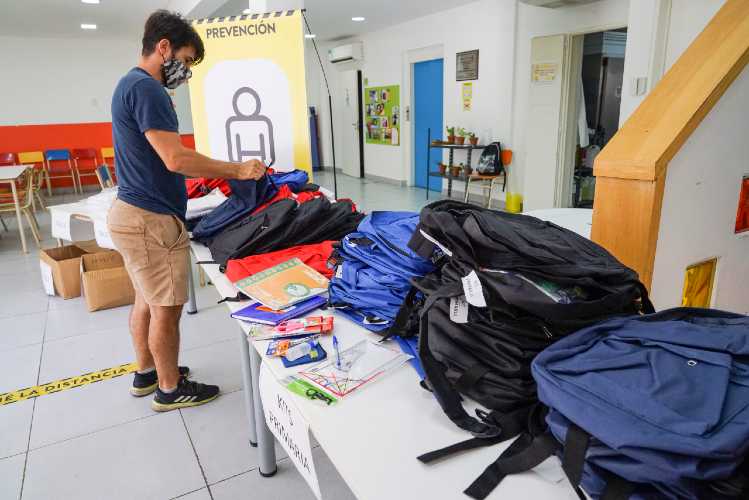 Entregan kits escolares a más de 900 niños e Vicente López