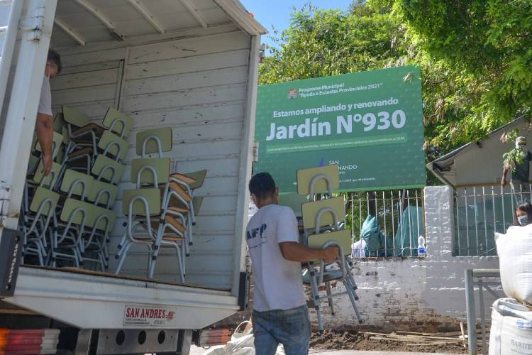 San Fernando entregó nuevo mobiliario escolar para las escuelas que está renovando