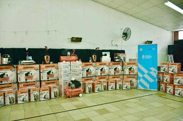 Mqalena Galmarini y funcionaria de Desarrollo Social lanzaron banco de maquinarias y herramientas en Tigre