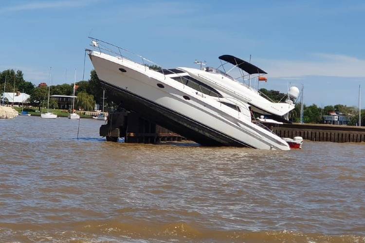 Un yate chocó con la escollera del Yacht Club de San Fernando y se hundió