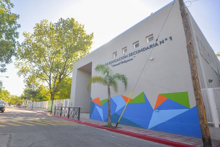 Juan Andreotti inauguró una renovada Secundaria N°1 en el Barrio Infico