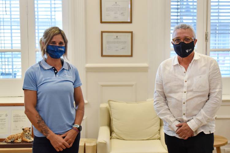 Julio Zamora recibió a la remera Milka Kraljev tras obtener la clasificación a los Juegos Olímpicos de Tokio 2021