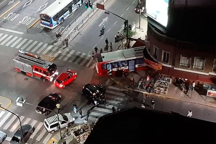 Un colectivo se incrustó en una pizzería en Vicente López