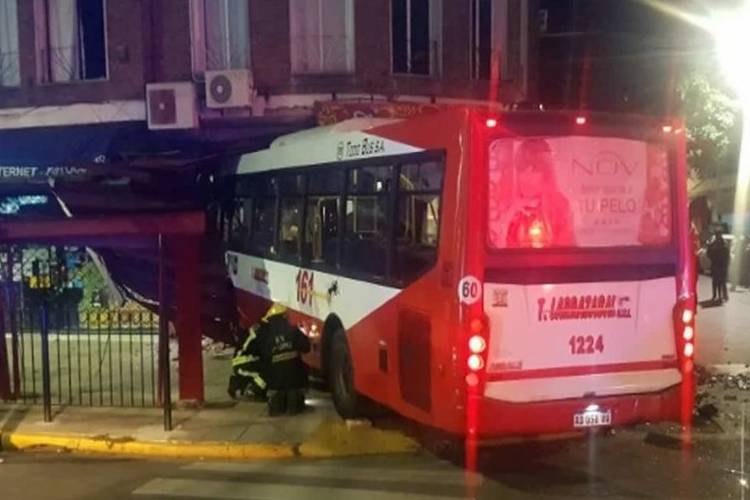 Un colectivo se incrustó en una pizzería en Vicente López