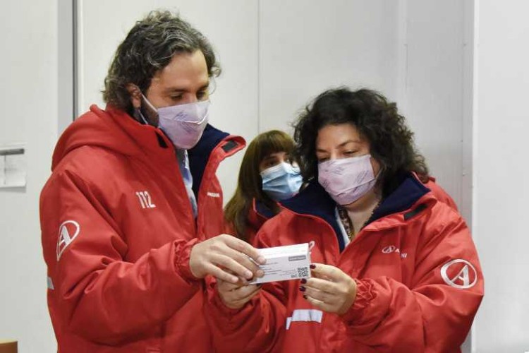 Cafiero y Vizzotti supervisan la llegada de vacunas al centro logístico de Benavidez