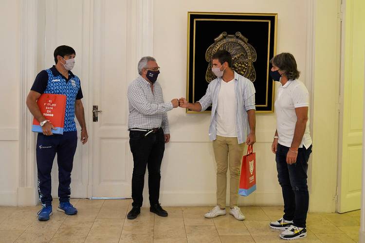 Julio Zamora recibió al palista Agustín Vernice tras obtener la clasificación a los Juegos Olímpicos de Tokio 2021