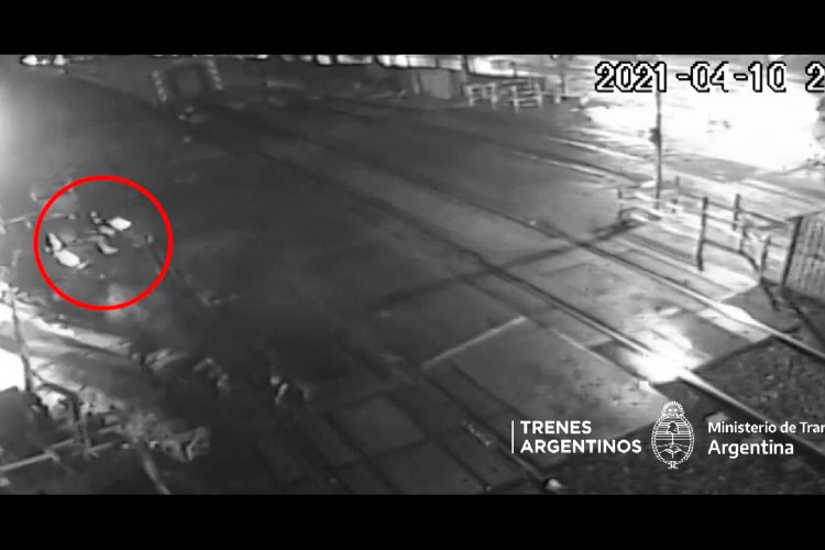 Motociclista quiso cruzar con las barrera baja y se salvó de milagro Motociclista quiso cruzar con las barrera baja y se salvó de milagro