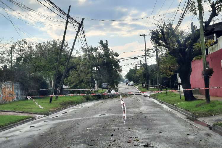 Un Fuerte Temporal causó destrozos en Las Tunas y Benavídez. Un Fuerte Temporal causó destrozos en Las Tunas y Benavídez.