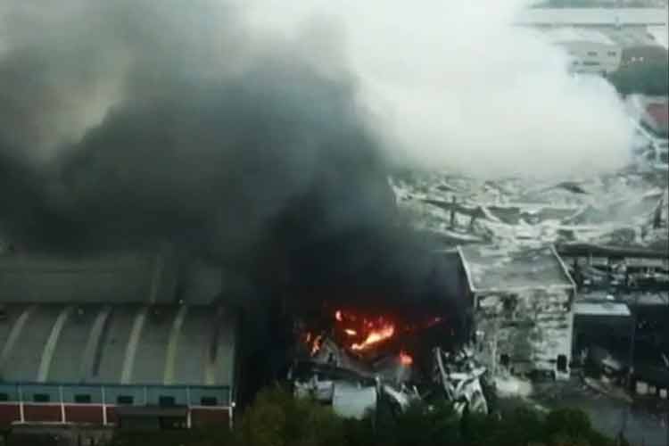 Feroz incendio en la panificadora Bimbo Feroz incendio en la panificadora Bimbo