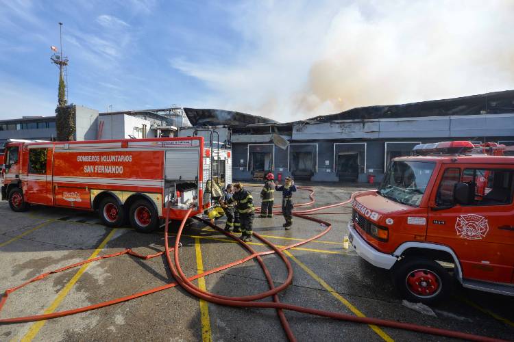 Bomberos controlaron el devastador incendio en la fábrica Bimbo de San Fernando