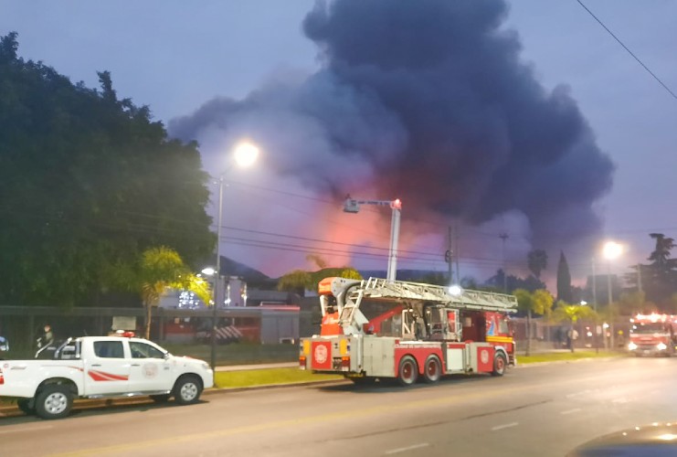 Bomberos controlaron el devastador incendio en la fábrica Bimbo de San Fernando