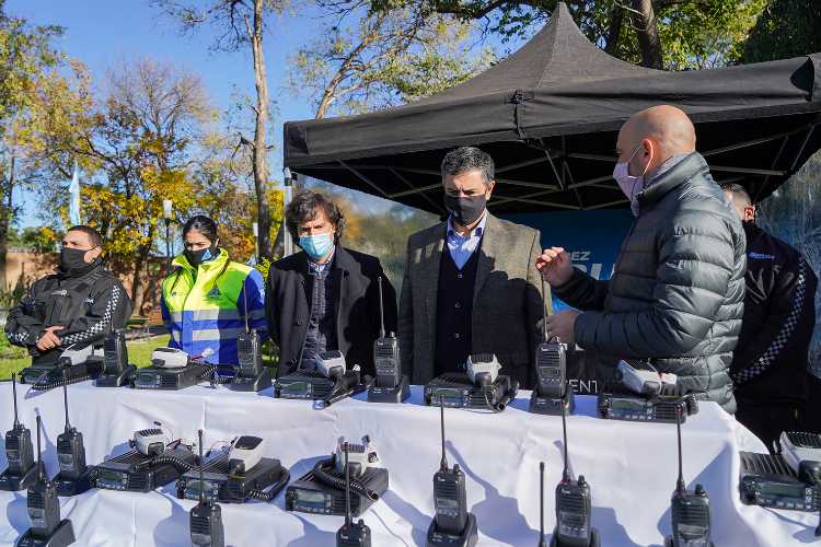 Vicente López incorporó nuevos equipos de comunicación para la patrulla municipal Vicente López incorporó nuevos equipos de comunicación para la patrulla municipal
