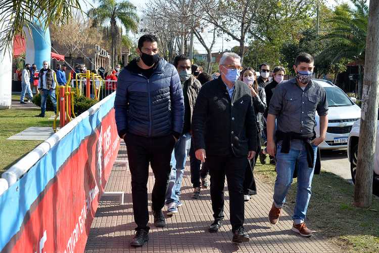 Julio Zamora, y el titular del programa nacional Juan Manuel Vila visitaron ayer los stands en la Plaza Soldado de Malvinas, Julio Zamora, y el titular del programa nacional Juan Manuel Vila visitaron ayer los stands en la Plaza Soldado de Malvinas,