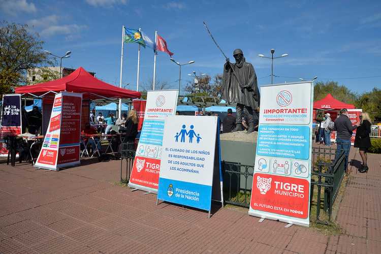 Julio Zamora, y el titular del programa nacional Juan Manuel Vila visitaron ayer los stands en la Plaza Soldado de Malvinas, Julio Zamora, y el titular del programa nacional Juan Manuel Vila visitaron ayer los stands en la Plaza Soldado de Malvinas,