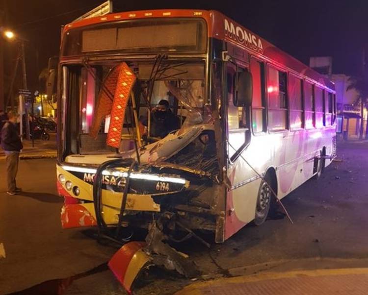 Tigre: Choque fatal entre un patrullero y un colectivo Tigre: Choque fatal entre un patrullero y un colectivo